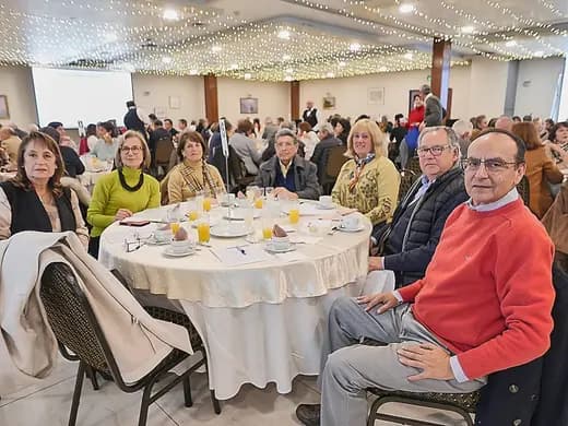 Directorio de la corporación frente al pendón de Arrebol y la bandera de Chile.