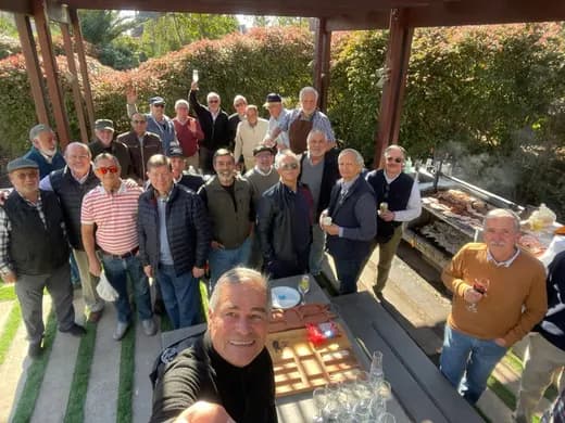 Socios reunidos en un claro durante una salida a terreno.